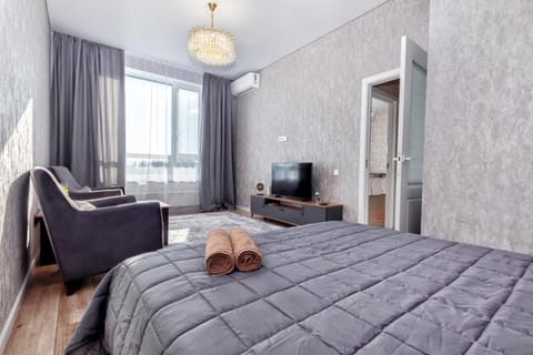 Bed, TV and multimedia, View (from property/room), Bedroom, River view, Street view, air conditioner
