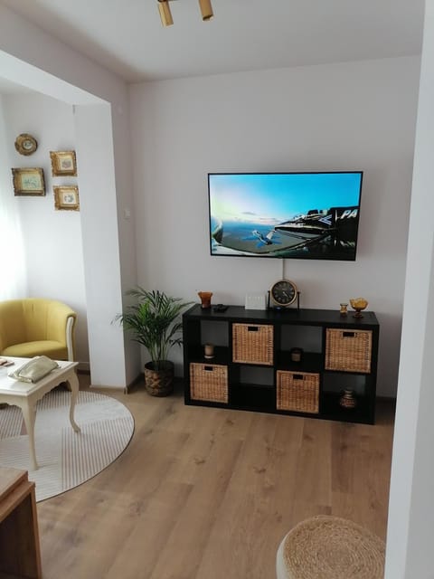 TV and multimedia, Living room, Evening entertainment