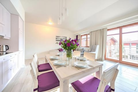 Kitchen or kitchenette, Living room, Seating area, Dining area, stove