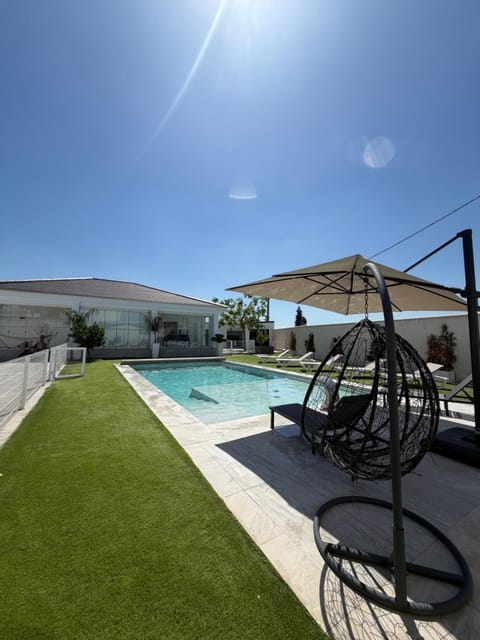 Day, Pool view