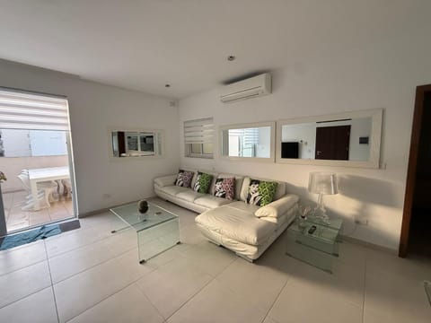 TV and multimedia, Living room, Seating area, air conditioner