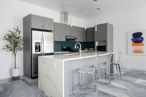 Kitchen or kitchenette, Dining area, dishwasher, oven, pet friendly, stove, toaster