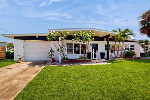 Property building, Day, Garden, Garden, Parking