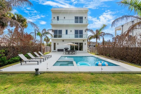Property building, Patio, Day, BBQ facilities, Garden, Garden, Hot Tub, Pool view, Swimming pool, Swimming pool, sunbed
