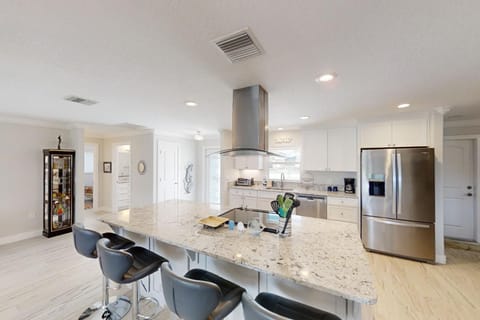 Coffee/tea facilities, Kitchen or kitchenette, Seating area, Dining area, dishwasher, oven, stove, toaster