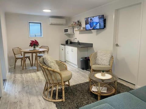 TV and multimedia, Kitchen or kitchenette, Living room, Seating area, Dining area, air conditioner