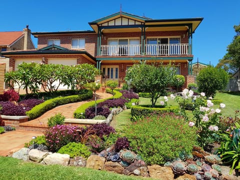 Property building, Facade/entrance, Bird's eye view, Garden, Garden view, Street view