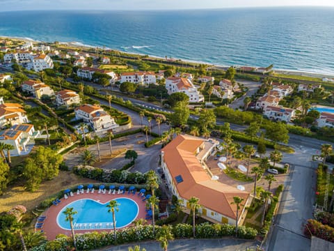 Property building, Neighbourhood, Natural landscape, Bird's eye view, Pool view, Sea view, Street view, Swimming pool