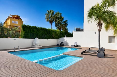 Property building, Swimming pool, sunbed