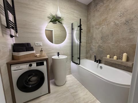 Bathroom, Bath, towels, washing machine