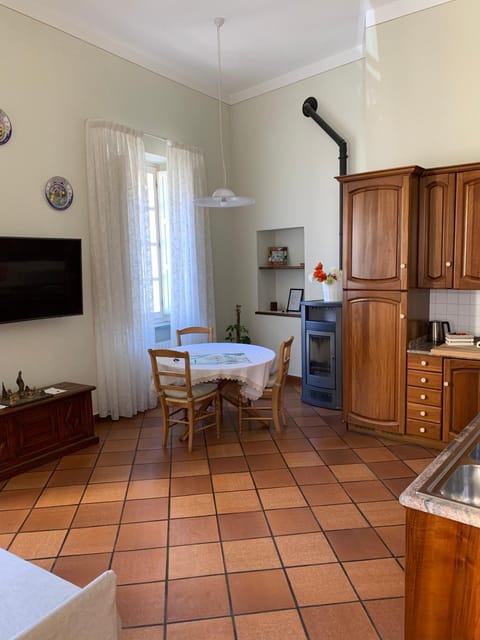 Kitchen or kitchenette, Seating area, Dining area