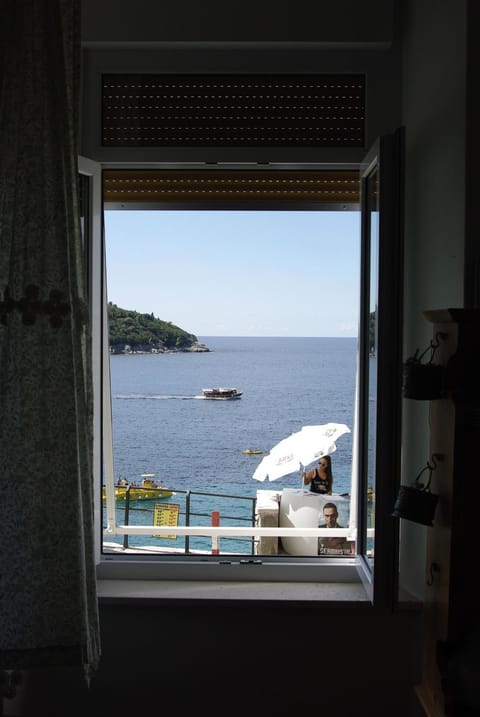 Nearby landmark, Restaurant/places to eat, Beach, Sea view, Location