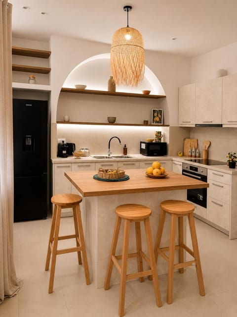 Kitchen or kitchenette, Dining area, stove