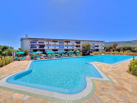 Property building, Day, Pool view, Swimming pool, sunbed