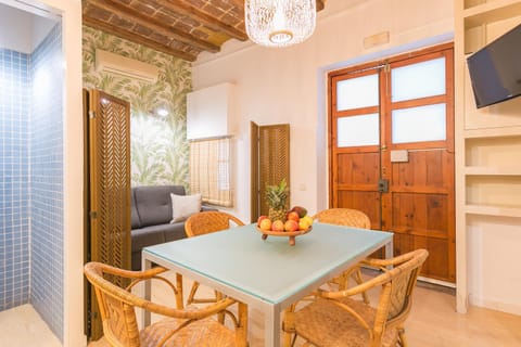 TV and multimedia, Living room, Seating area, Dining area