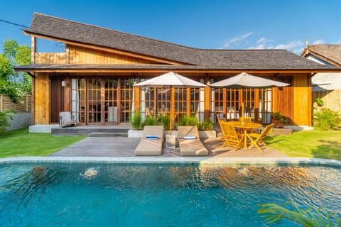 Property building, Patio, Garden, Garden view, Pool view, Swimming pool, sunbed