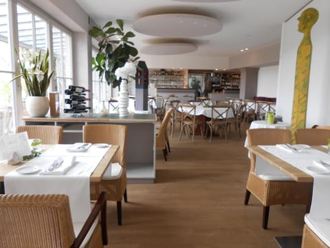 Restaurant/places to eat, Lounge or bar, Banquet/Function facilities