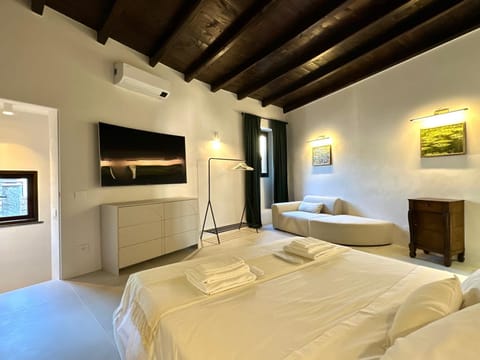 Bed, TV and multimedia, Bedroom, towels
