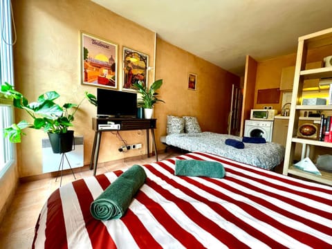 Bed, TV and multimedia, Bedroom, heating, heating