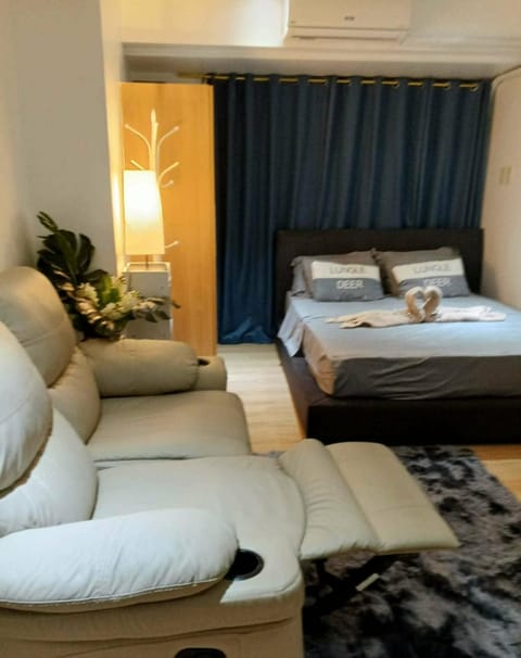 Bed, Photo of the whole room, Seating area