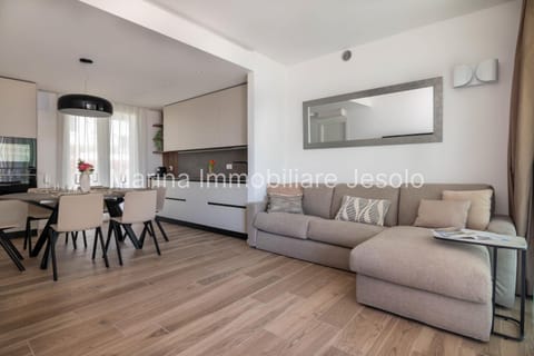 TV and multimedia, Kitchen or kitchenette, Living room, Seating area, Dining area
