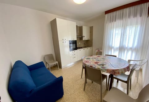 Kitchen or kitchenette, Living room, Seating area, Dining area, stove