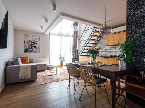 Kitchen or kitchenette, Living room, Seating area, Dining area