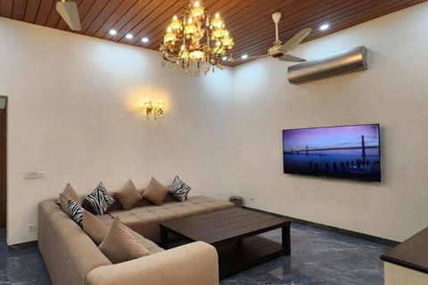 TV and multimedia, Living room, Seating area, air conditioner
