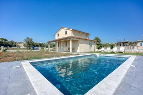 Property building, Day, Pool view, Swimming pool, Swimming pool