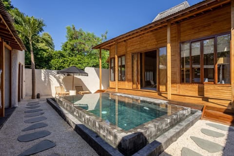 Property building, Patio, Day, Pool view, Swimming pool, sunbed