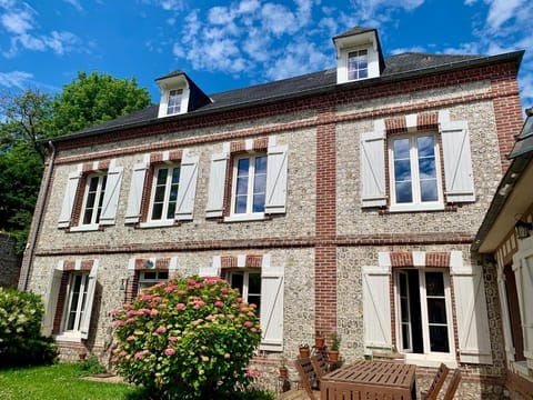 Property building, Day, Garden, Garden view