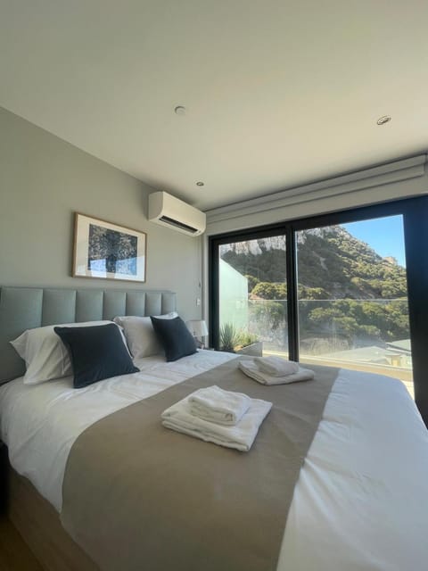 Bed, Natural landscape, Photo of the whole room, Bedroom