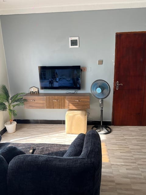 Communal lounge/ TV room, TV and multimedia, Living room, Seating area, Evening entertainment, air conditioner