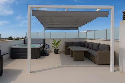 BBQ facilities, Hot Tub, Balcony/Terrace, sunbed