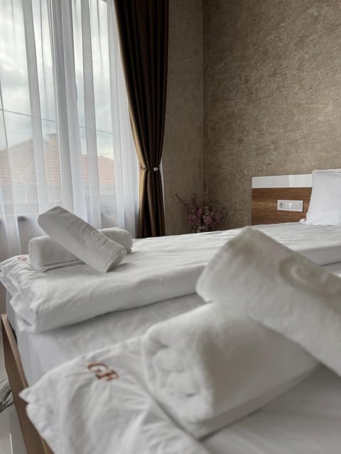 Photo of the whole room, Bedroom, towels