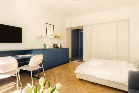 Bed, TV and multimedia, Seating area
