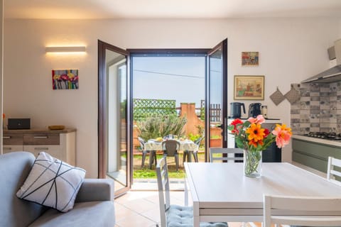 Garden, Living room, Dining area, kitchen
