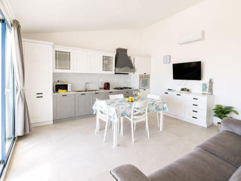 Communal lounge/ TV room, TV and multimedia, Kitchen or kitchenette, Living room, Seating area, Dining area, oven, stove, air conditioner