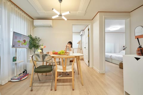 TV and multimedia, Living room, Seating area, Dining area, group of guests