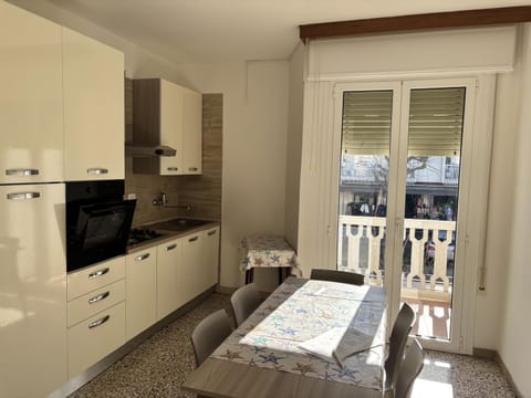 Kitchen or kitchenette, Dining area, stove