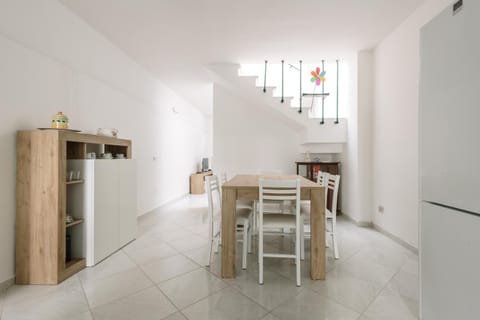 Dining area, kitchen