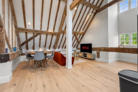 TV and multimedia, Kitchen or kitchenette, Living room, Seating area, Dining area, Evening entertainment