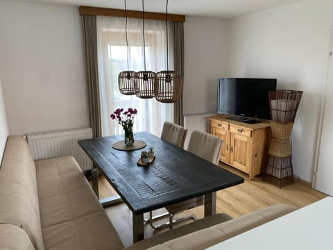 Communal lounge/ TV room, TV and multimedia, Living room, Seating area, Dining area, Evening entertainment