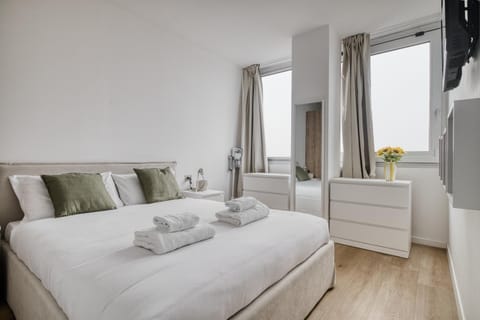 Bed, Photo of the whole room, Bedroom, towels
