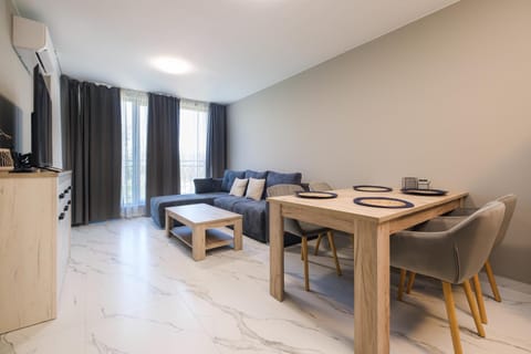 TV and multimedia, Kitchen or kitchenette, Living room, Seating area, Dining area