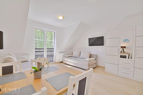 Bed, TV and multimedia, Living room, Photo of the whole room, Seating area, Dining area, Evening entertainment