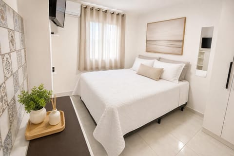 Bed, TV and multimedia, View (from property/room), Bedroom