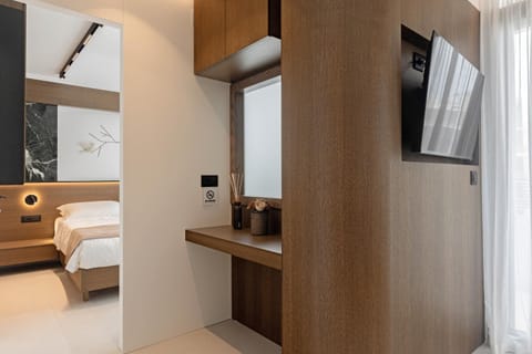Bed, TV and multimedia, Photo of the whole room, Bedroom