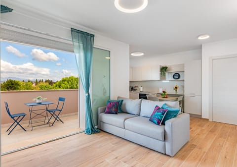 View (from property/room), Balcony/Terrace, Living room, Seating area