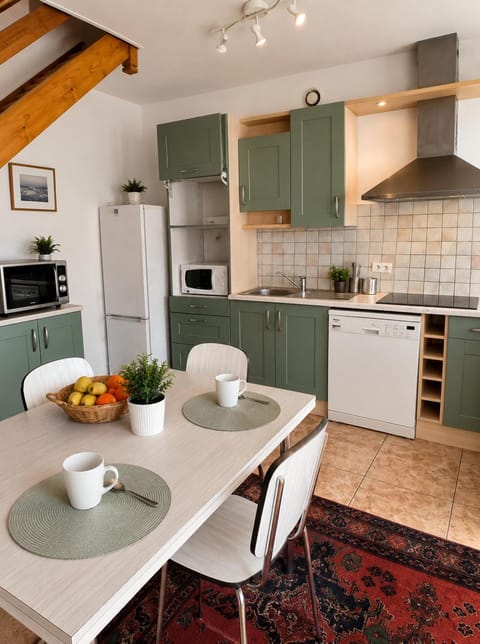 Kitchen or kitchenette, Dining area, dishwasher, oven, stove, toaster